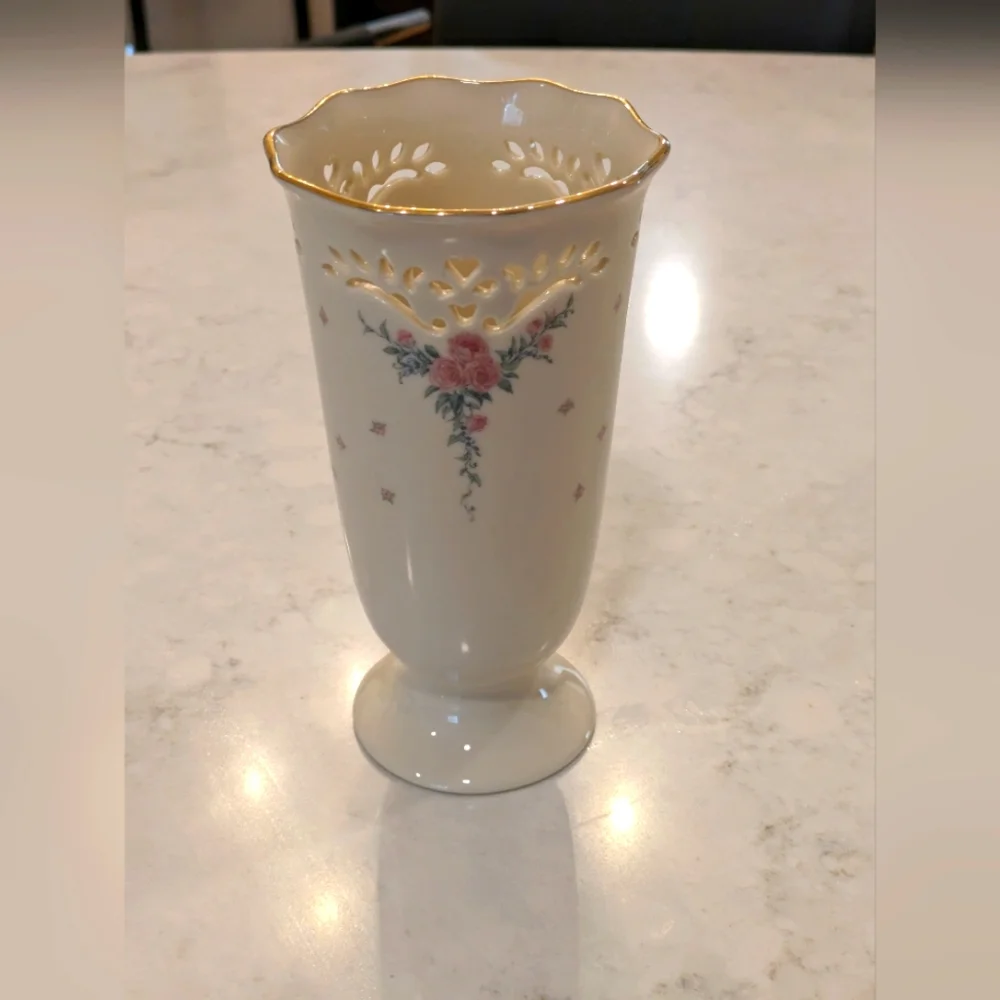 Lenox Cream Bouquet Accent Porcelain Vase 24 K Gold Trim